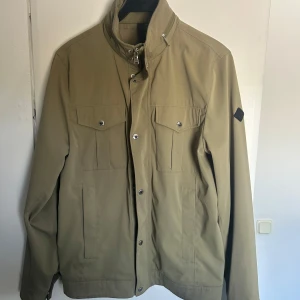 J.lindeberg Field jacket - Grön Field jacka från J.Lindeberg, storlek S, Rätt använd med är i väldigt bra skick 