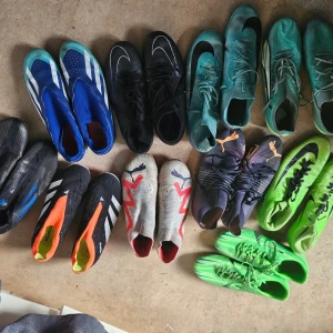 Flera par fotbollsskor i olika färger och modeller - Säljer ett gäng fotbollsskor i olika färger och modeller. Här finns både blå, svarta, gröna och grå skor med snörning och rund tå. Perfekta för dig som vill ha flera alternativ till träning eller match. Skriv vid intresse 