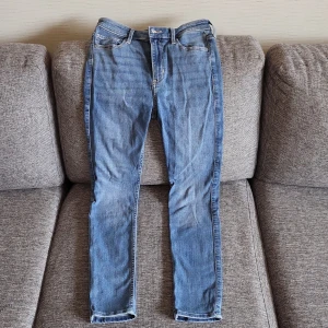 Hollister jeans: ljusblå - Storlek: W26 o L29. Hollister California, modell High-Rise Super Skinny som är Hollister soft stretch. Ett relativt äldre jeans som har används mycket men ser fortfarande fräscha och snygga. 