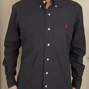 Ralph lauren skjorta  - Mörkblå Ralph lauren skjorta i nyskick 