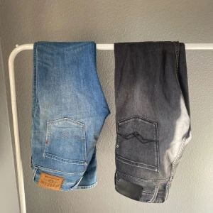 2 Par Replay Anbass  - 2 riktigt fräscha Replay Anbass jeans, inga defekter samt fläckar, som nya👖För storlek på jeansen kolla bild 4 & 5✅ Skriv om ni har några frågor💬 Båda jeansen ingår i priset