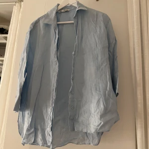Ljusblå linne skjorta - Säljer en ljusblå oversized skjorta som är perfekt till sommaren, strl M