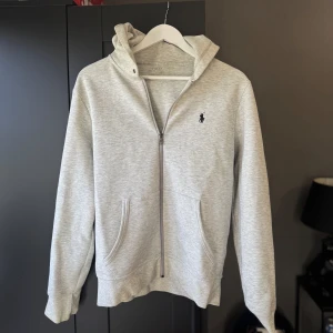 Ralph lauren hoodie - Ralph Lauren performance hoodie i storlek S. Nypris ca 2200kr. Mitt pris 300kr. Snörerna till huvan är borta. 