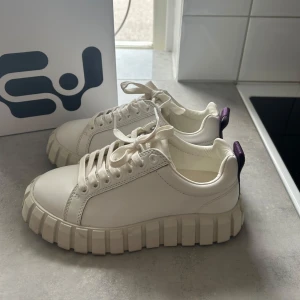 Eytys  - Säljer dessa sparsamt används eytys i modellen Odessa. Använda cirka 5 gånger så i ett väldigt gott skick!! Storlek 38 och normala i storlek. Snygg och unik modell. Kartong medföljer.