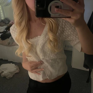 kortärmad virkad kofta  - supersöt 