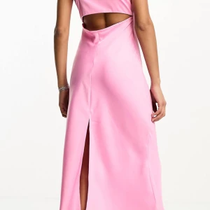 Balklänning satin - Säljer denna balklänning som är i satin och jättefin rosa. Endest prövad. *Den är egentligen längre än bildern (lite över skorna). Jättefin i ryggen. Och detaljer vid brysten. Osynlig dragkedja finns även! Passar såklart även som vanlig middagsklänning eller fest klänning osv osv, brudtärna . Pris kan diskuteras🥰
