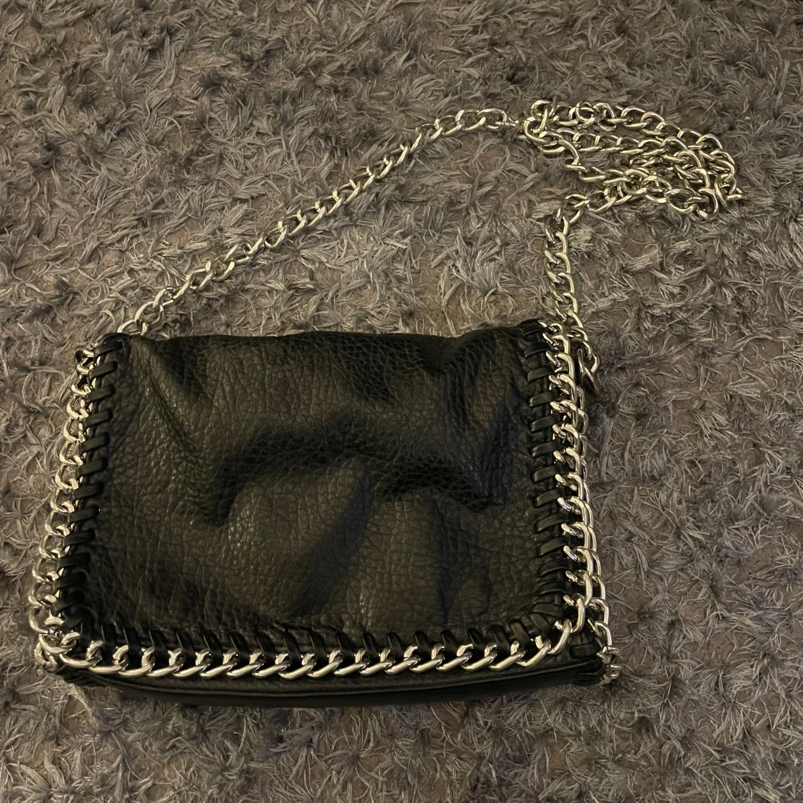 Svart axelväska med kedjedetaljer