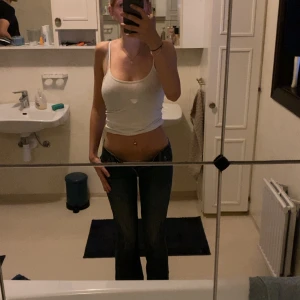 blåa lågmidjade levi’s jeans - skulle tippa på att de passar nån med xs och är runt 160 lång