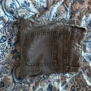 Grå jeansbyxor från Gina Tricot - Säljer ett par grå jeansbyxor från Gina Tricot. Byxorna har klassisk femficksdesign, utsvängda och normal passform. Perfekta för dig som gillar en enkel och stilren look.