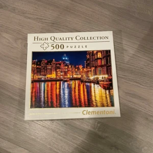High Quality Collection 500-bitar pussel - Säljer ett pussel från Clementoni med 500 bitar. Motivet visar en vacker stadsvy på kvällen med färgglada ljusreflektioner i vattnet. Perfekt för dig som gillar utmanande pussel och fina stadsmotiv.