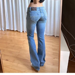 lågmidjade vintage jeans bootcut - säljer då dom tyvärr är för små för mig, toppen skick. midjemått: 34cm innerben: 87cm obs inte mina bilder💕