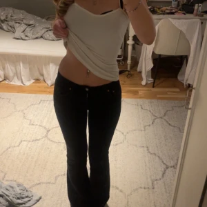 Svarta bootcut jeans - Snygga svarta bootcut jeans med hyfsat låg midja. Uppsprättade där nere så dom blir längre.   (Lånade bilder) Nypris 500kr