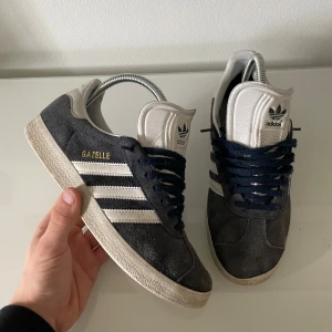 Adidas Gazelle - Sköna Adidas Gazelle skor i färgen Marinblå. Inget fel på skicket, mycket kvar att ge. Stl 38&2/3, passar upp till en storlek större. Tar gärna bundels och byten. Priset är inte hugget i sten! 👽👽
