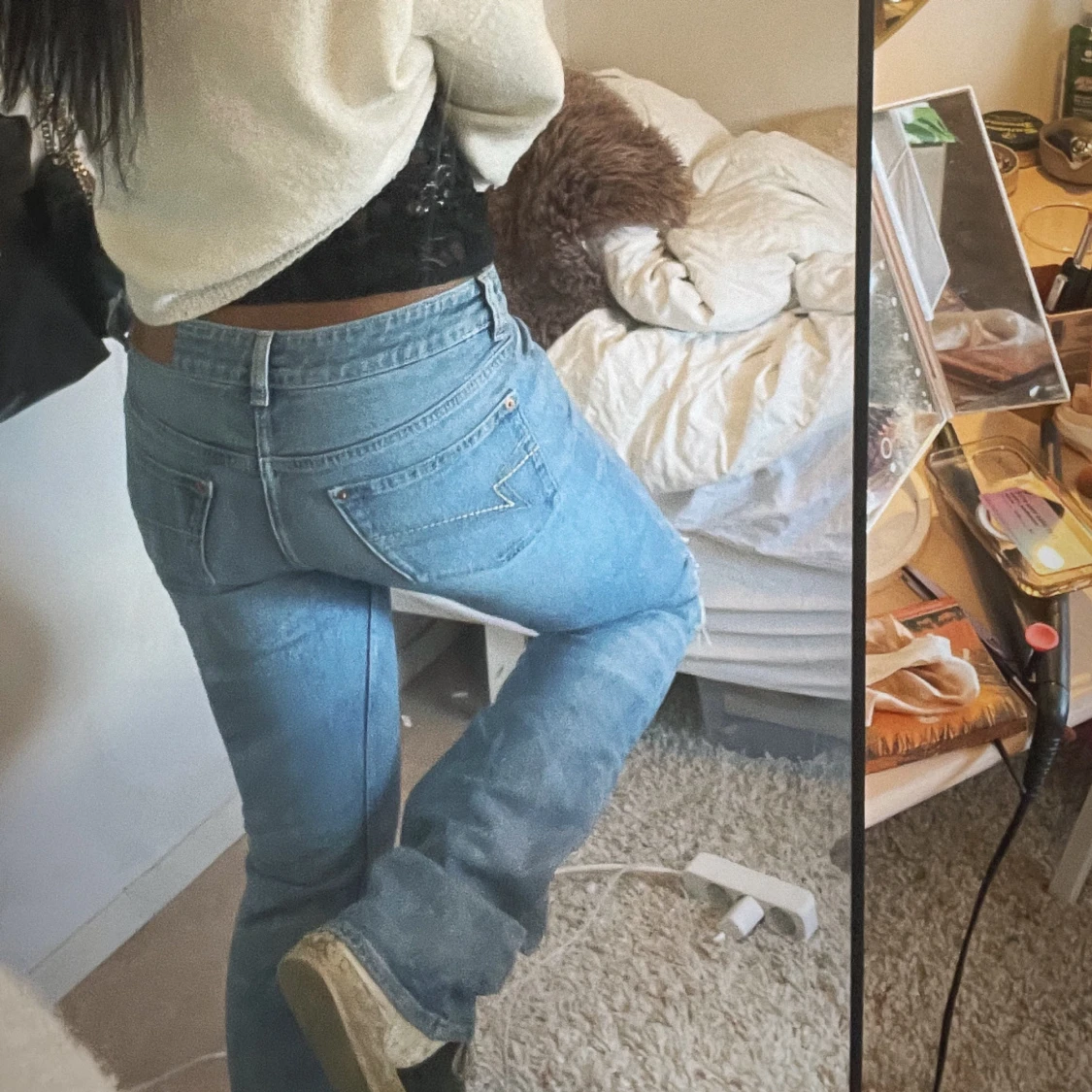 Blåa jeans med hål på knät och lår  - 2