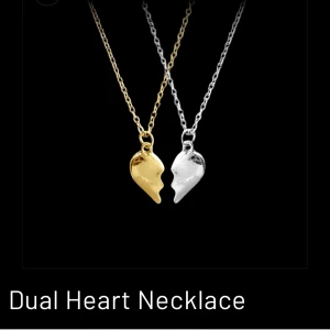 Halsband med två hjärtan - Två halsband med varsin halva av ett hjärta, ett i guld och ett i silver. Perfekt att dela med någon speciell. Kedjorna är tunna och hjärtana har en bruten design som passar ihop. 100% rostfria o inge nickel i. Jag o min vän är bara guld tjejer så vi vi sälja vidare de. Använda max 2-3 gngr 