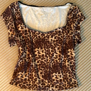 Leopard t shirt  - Jättefin leopard t shirt, från shein, storlek M men ganska liten i storlek..!💞