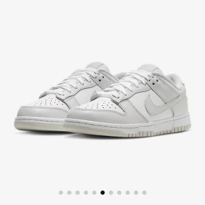 Nike Dunk Low - Säljer mina grå dunks ifrån nike, väl använda, defekter vid hälen annars bra skick! Orginalpris:1300kr