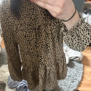 Leopard blus! - Här säljer jag en super söt leopard blus!  Osäker på var den är ifrån!