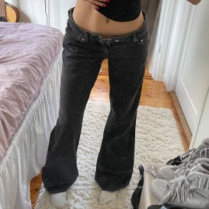 Lowwaist flared jeans - Säljer dessa svarta bootcut jeans med låg midja. De är nästan helt oanvända💞💞 jag är 164 cm lång. Pris går att diskutera 