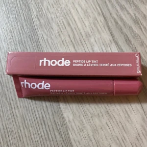 Rhode Peptide Lip Tint - Salty Tan - Rhode Peptide Lip Tint i nyansen 'Salty Tan'. Helt nytt, inte använd samt köpt utomlands!💕