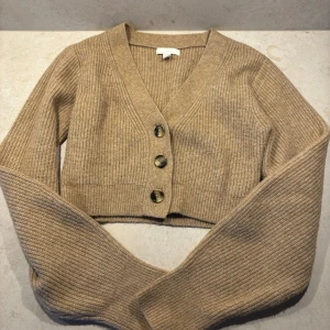 Stickad kofta - Croppad passform, bra skick. 