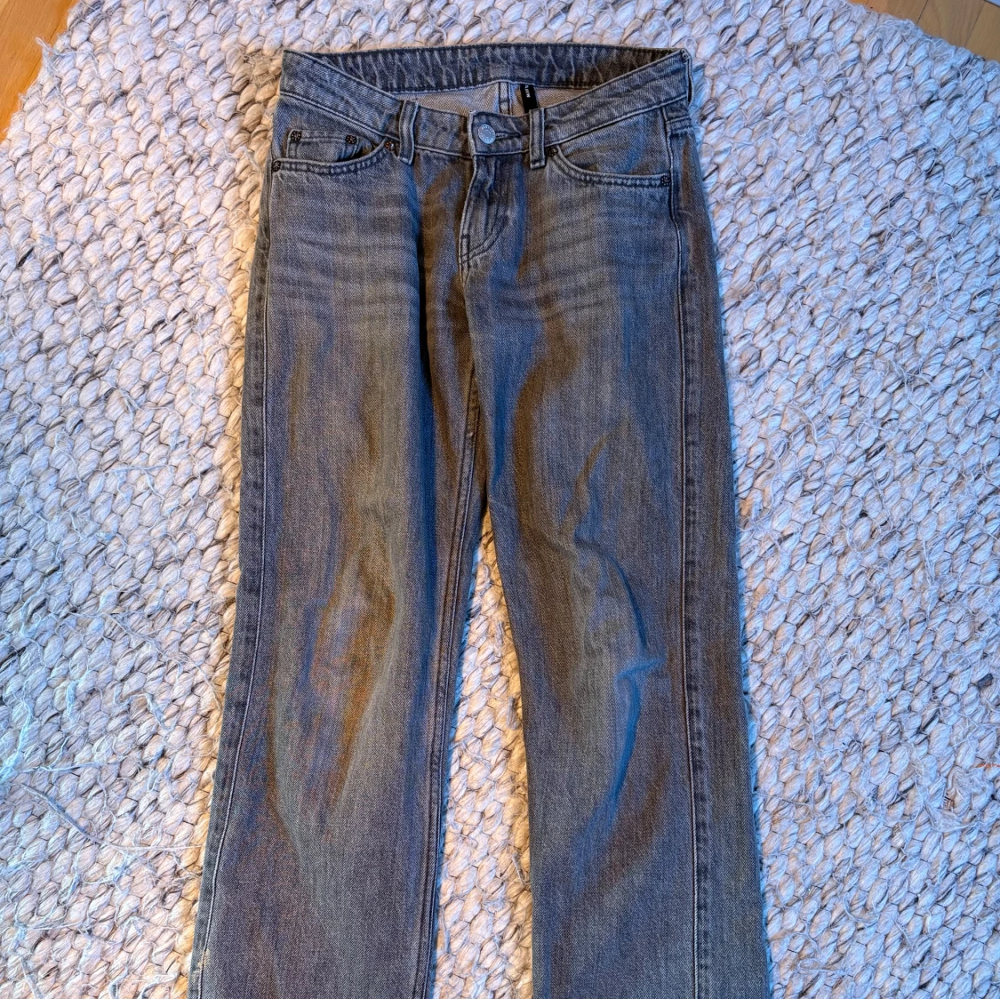 Gråa lågmidjade flare/bootcut jeans från weekday - 1