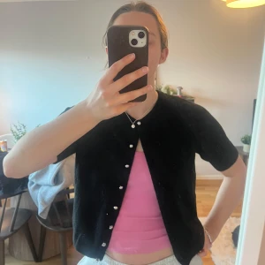 Svart kofta från HM 🥰 - Söt kortärmad kofta med pärlknappar från HM😇 oanvänd!