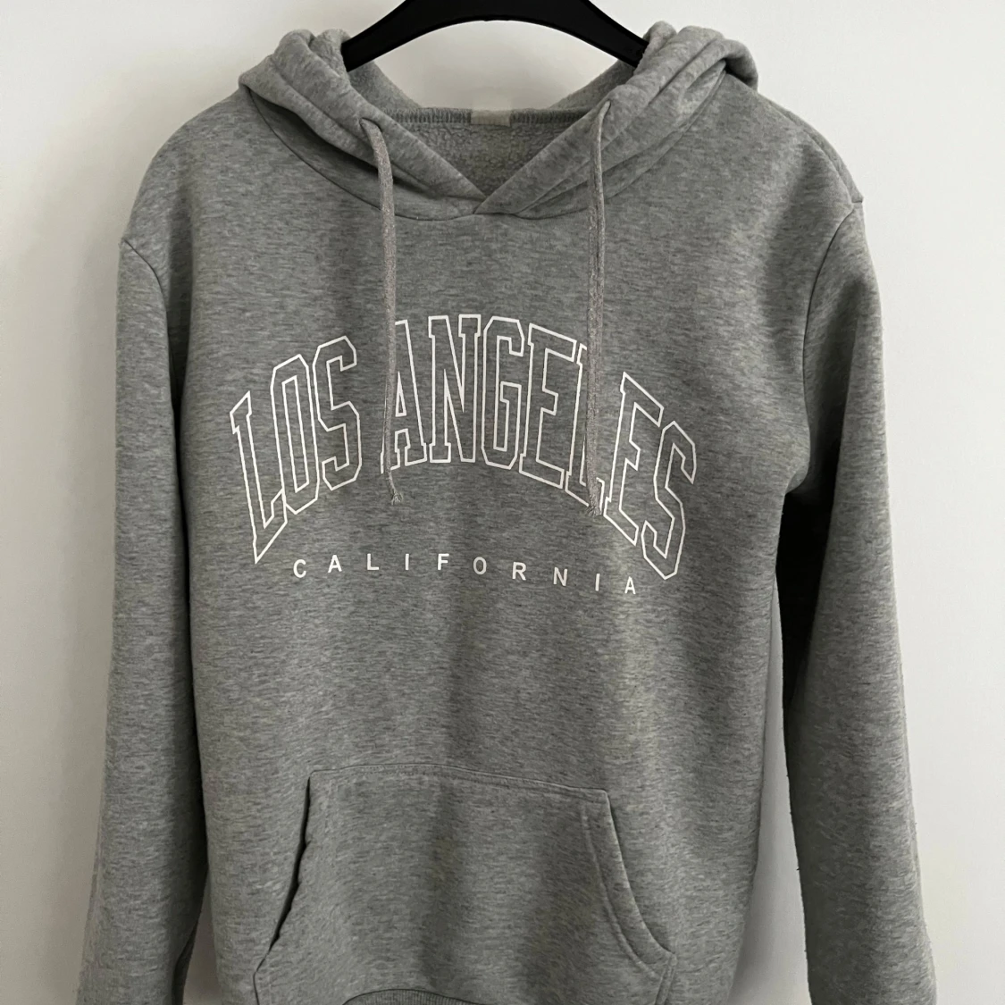 Grå hoodie med tryck 'Los Angeles'