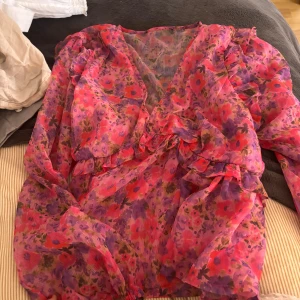 Blommig blus - Jätte snygg o använder inte den.