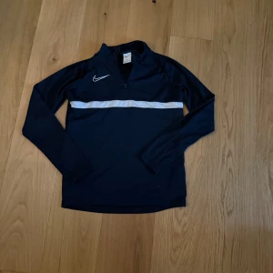 Mörkblå långärmad träningströja från Nike - Säljer en mörkblå långärmad dri-fit tröja. Har ingen användning för den längre så vill sälja