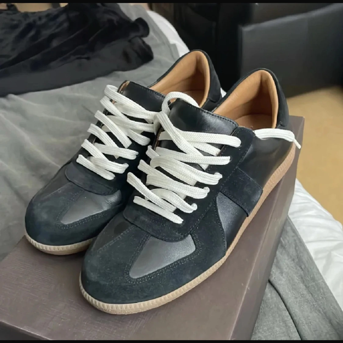 Svarta sneakers från Skolyx med vit sula - 1