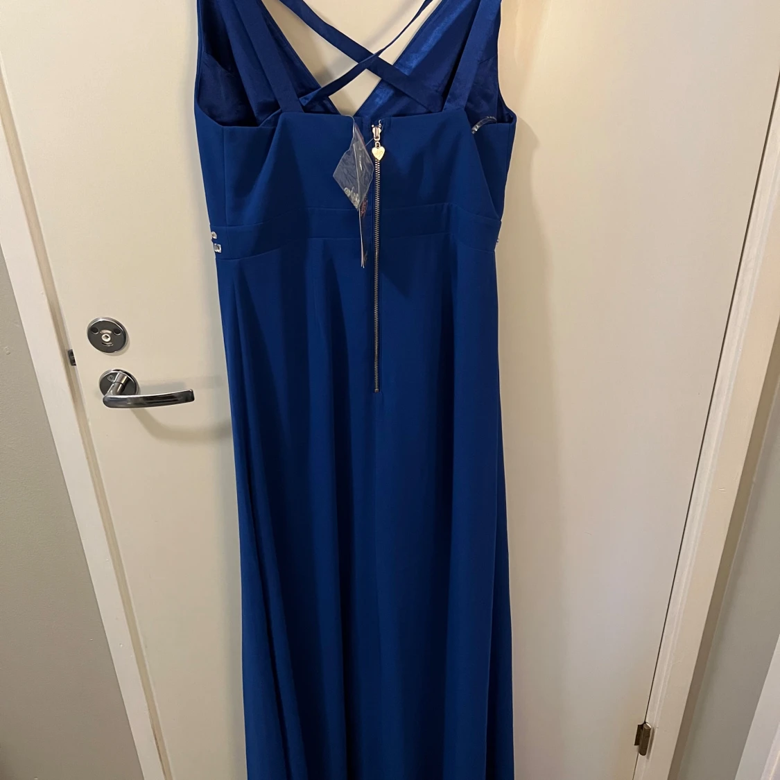 Blå långklänning med pärldetaljer - 1