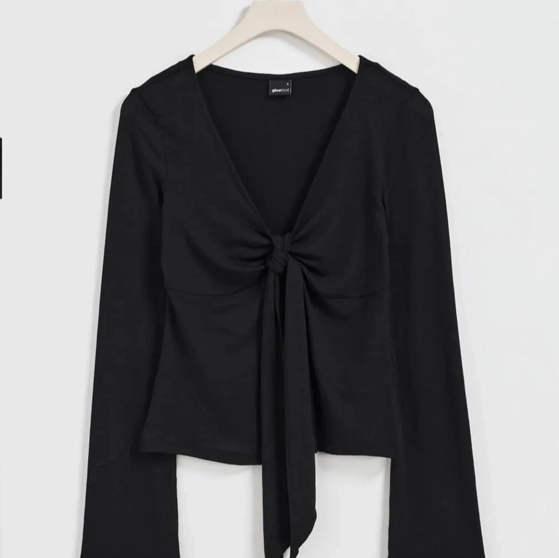 Svart långärmad topp med knyt framtill