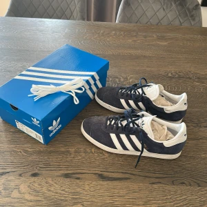 Skor Adidas Gazelle - Skor från Adidas och modell Gazelle | Storlek: 44 - Skicket på skorna är jättebra - Mitt pris: 749kr - Nypris: 1,349kr - SkoBox och vita snören ingår.