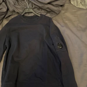 C.P company sweatshirt - Säljer nu min marinblåa cp company sweetshirt/tröja , skit snygg o  passar till allt men börjar bli för liten, andvänd ca 10 gånger inga större defekter, köpt på season i Jönköping