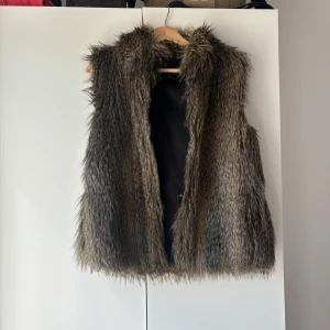Brun pälsväst med hyskknäppning S  - GOOD CONDITION ONE OF THE BUTTONS IS LOSE PICTURE 3 🫶🏻