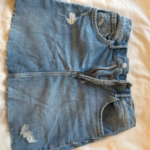 Blå jeanskjol - En super snygg blå jeanskjol ifrån H&M som är i storlek 146 men skulle säga att den passar XSS och XS. Super skönt jeans material och är som en dröm på. Endast använd ett fåtal gånger och är därav i ett mycket bra skick.  