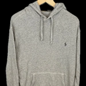 Grå hoodie från Polo Ralph Lauren - Säljer en klassisk grå hoodie från Polo Ralph Lauren med broderad logga på bröstet. Den är i Storlek M. Pris kan diskuteras vid snabb affär 💰
