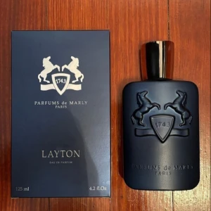 Layton Eau de Parfum från Parfums de Marly - Exklusiv herrparfym Doften Layton är elegant och modern, perfekt för dig som vill sticka ut. Flaskan rymmer 125 ml och kommer i en matchande lyxig förpackning.