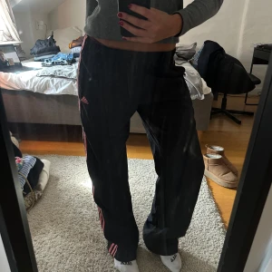 Svarta Adidas mjukisbyxor med rosa ränder - Säljer ett par svarta Adidas mjukisbyxor som inte kommer till användning längre 💛