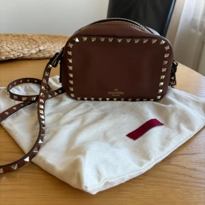 Valentino väska  - Äkta valentino väska, köptes på Vestiaire, kvitto finns och dustbag