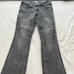 Gina Young Scandi jeans - Dem utsvängda scandi jeansen hos Gina Young som kostar 350kr. Använd bara en gångs säljer för dem är för små för mig nu. Helt nya 