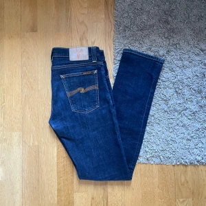 Nudie Jeans - Ett par fräscha jeans från Nudie Jeans - Jeansen har använts ett få tal gånger så dessa är i ett utmärkt skick - Stl: W29/L30 - Ord.pris 1300 - Tveka inte om att höra av dig vid minsta lilla fundering! 