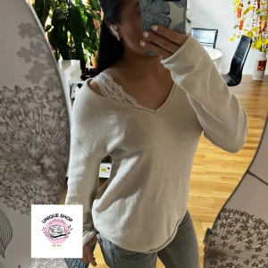 Beige stickad tröja - Säljer en stilren beige tröja med v-ringning. Tröjan har långa ärmar och en avslappnad passform, perfekt för en casual look. Den är enkel att matcha med olika outfits och ger en mjuk och bekväm känsla.
