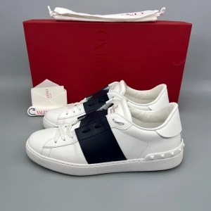 Valentino Open Navy | 40.5 - • Skorna är använda fåtal gånger och i nyskick   • Storlek: 40.5 (PASSAR 41-41.5)  • Färg: Mörkblå / Navy  • Nypris i butik: ~7000SEK  • Låda, dustbag, nya snören & valentino kort medföljer 