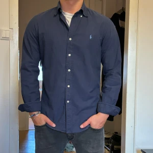 Ralph lauren skjorta - En snygg Ralph lauren skjorta som är min kompis. Nypris 1500 ungefär. Tröjan är i M men sitter som en blandning mellan M-L. Tröjan är mycket använd men inga defekter. Hör av dig vid frågor eller funderingar 
