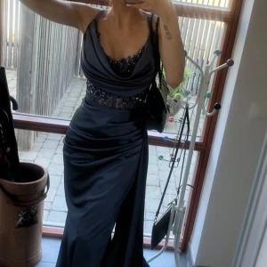 Festklänning  - Jag säljer en jättefin klänning sommkan vara till olika speciella event den är figursydd så den passar xs eller xxs den har inga skador och andvänts en gång 
