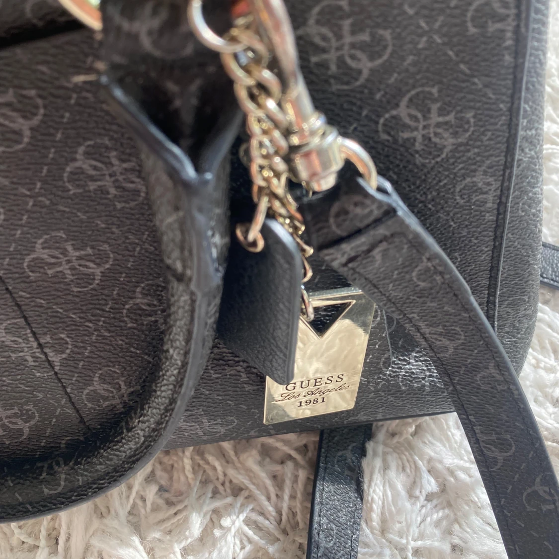 Svart handväska från Guess med gulddetaljer - 4