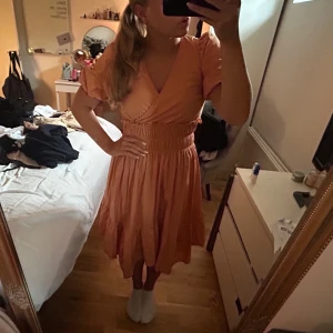 Klänning från yas  - Superfin klänning från yas, köpte har på vinted därav de lånade bilderna. Klänningen passade inte riktigt min stil. Klänningen är något mörkare färg beroende på ljuset. Klänningen har en osymmetrisk kant där nere och är mer vågig i volangerna, skriv vid fler frågor💓