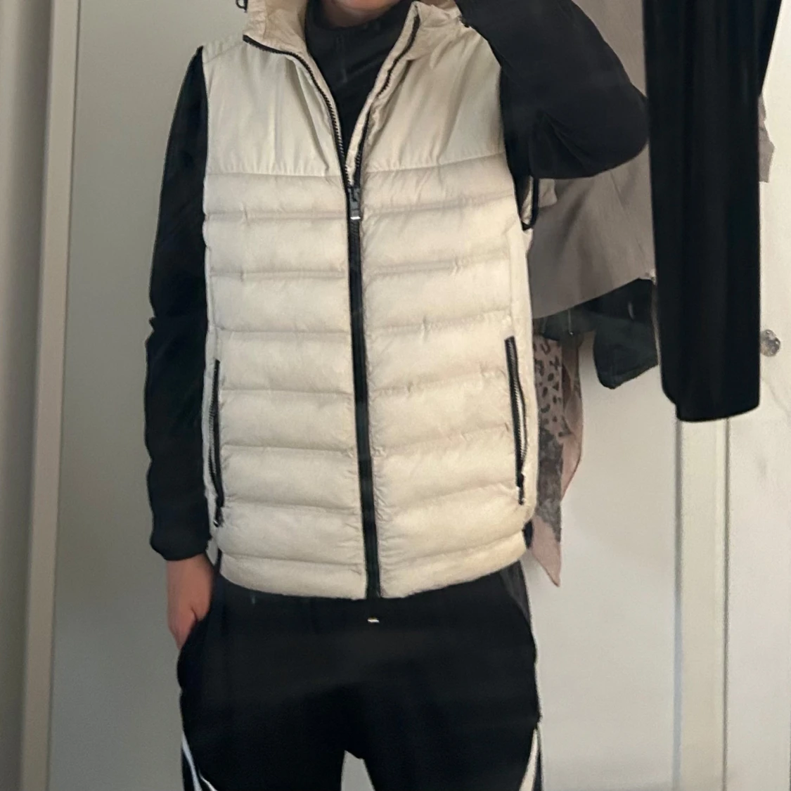 Vit dunväst från BOSS med luva  - 1